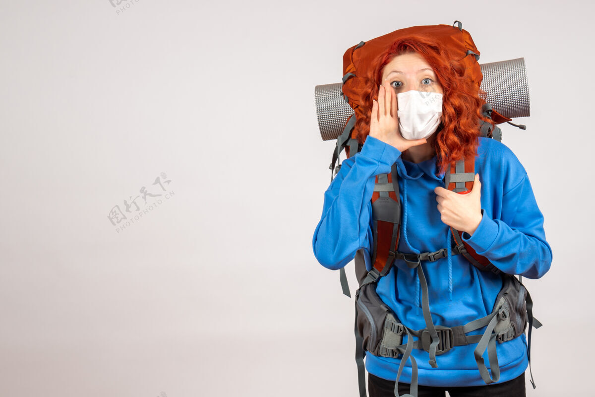 年轻人正面图女游客带着背包 戴着面具上山旅游人背包女游客