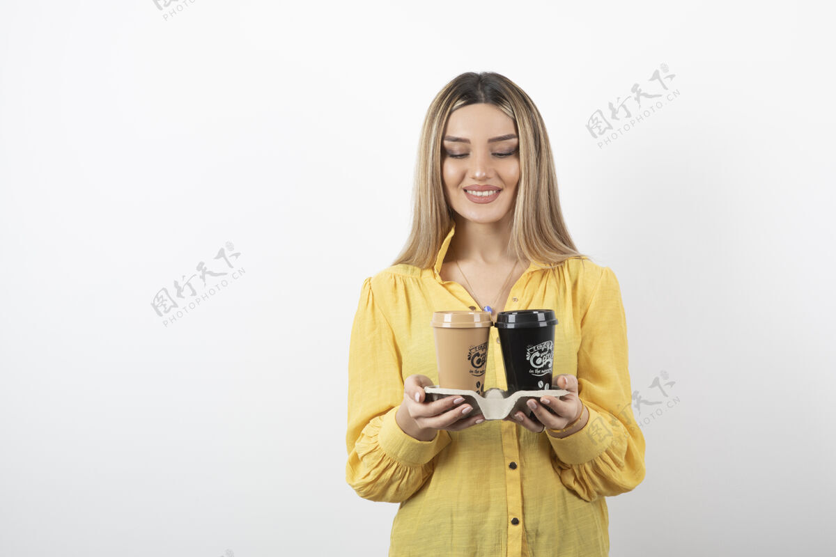 茶年轻女子微笑着端着咖啡的画像肖像杯子盖子