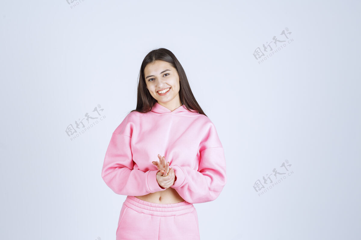 女性穿着粉色睡衣的女孩摆出一副又脏又欢快的姿势人类邀请服装