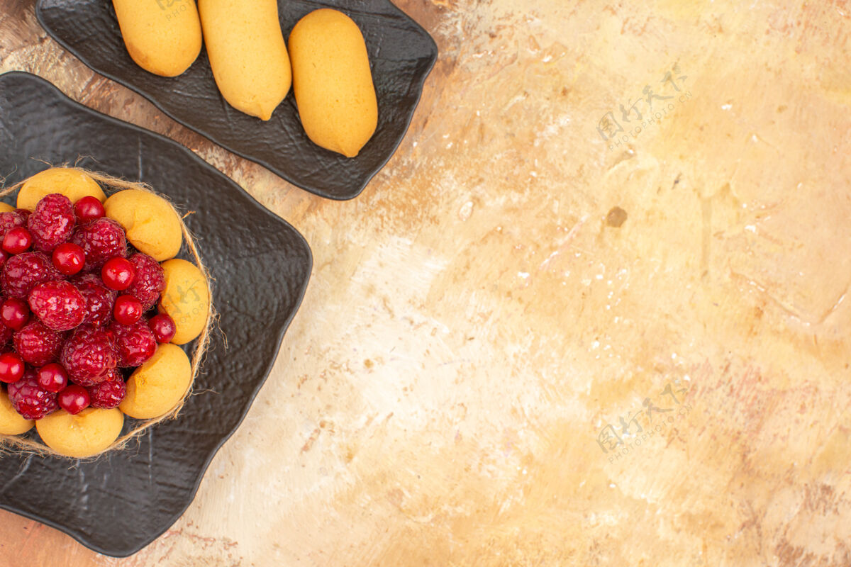 套餐在混合颜色的桌子上为客人准备一个礼品蛋糕的餐桌俯视图水果营养混合