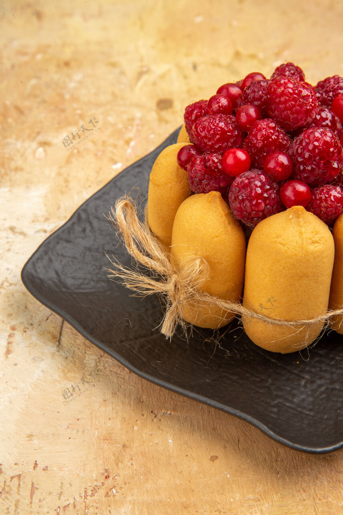 可食用水果混色桌上水果蛋糕的半张照片新鲜水果浆果