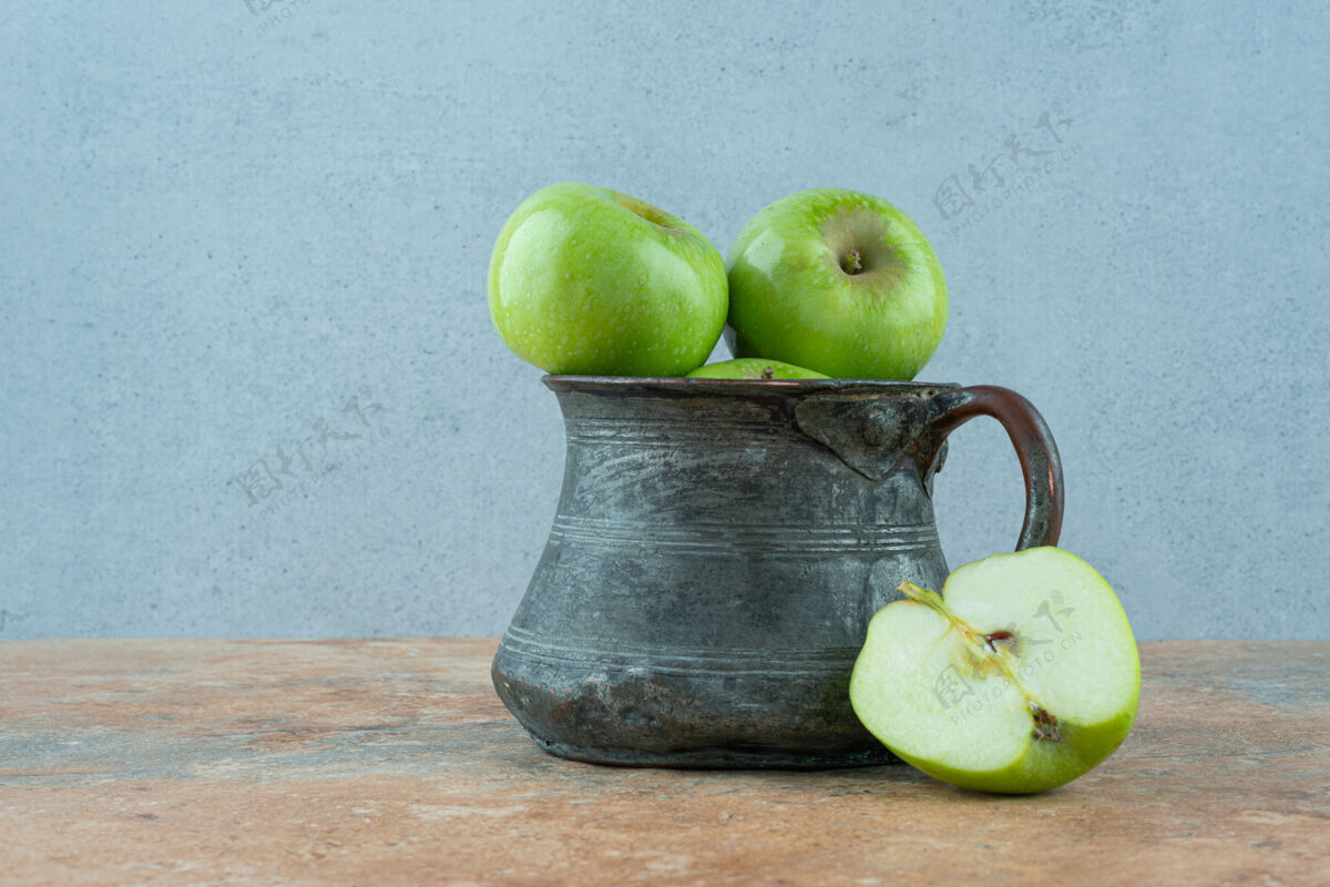 苹果铁盘子里的青苹果水果营养生的