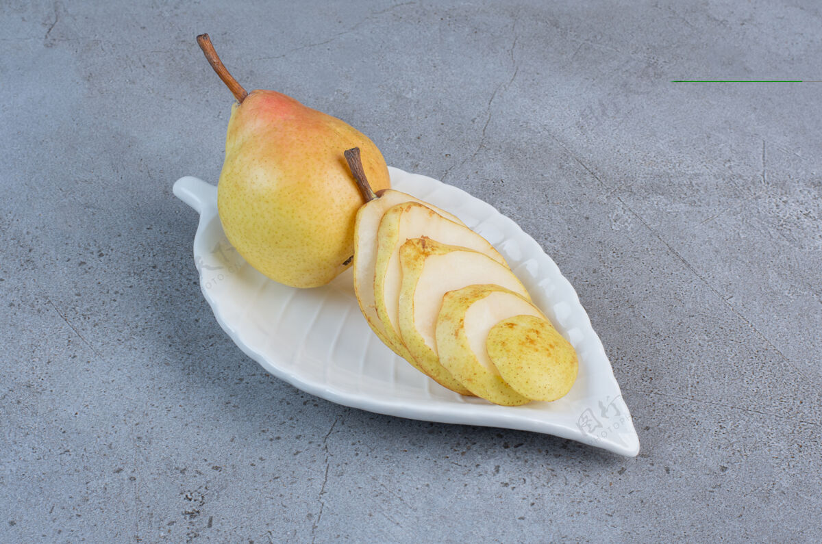 新鲜大理石背景上有梨的花式拼盘拼盘美味水果