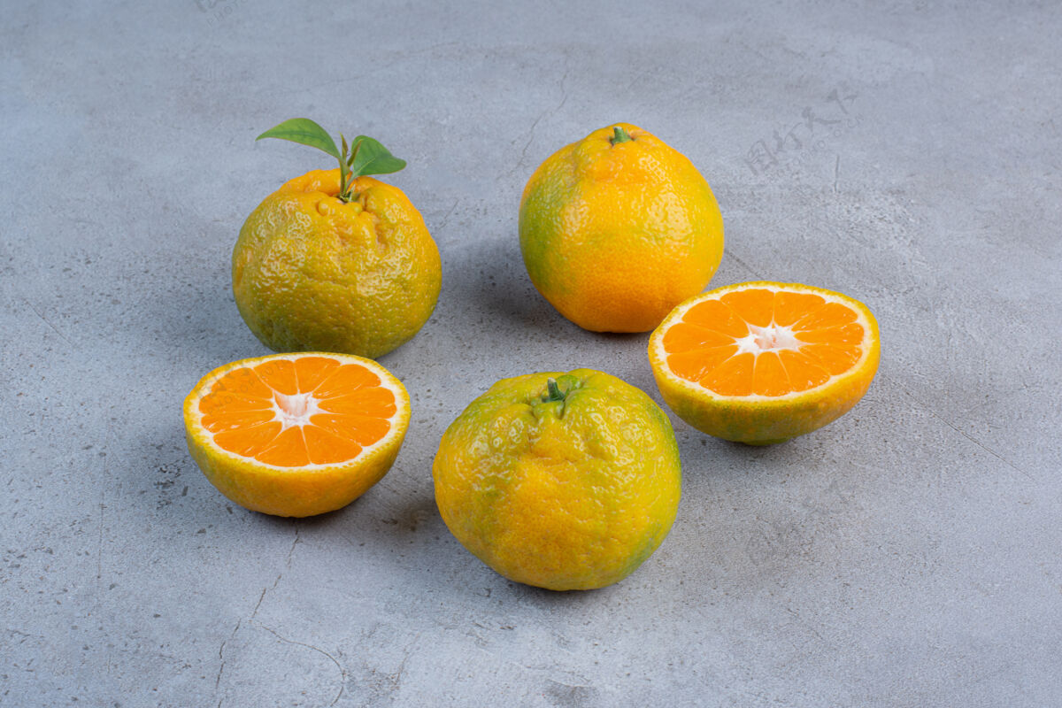 配料在大理石的背景上摆上一片一片的橘子柑橘切片美味