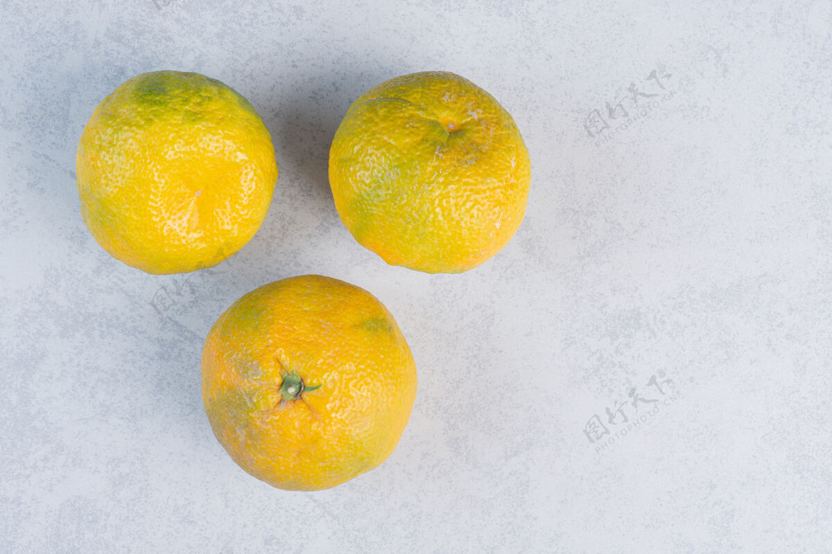 水果灰色背景上的橘子（橘子 桔子 柑橘类水果）柑橘柑橘灰色