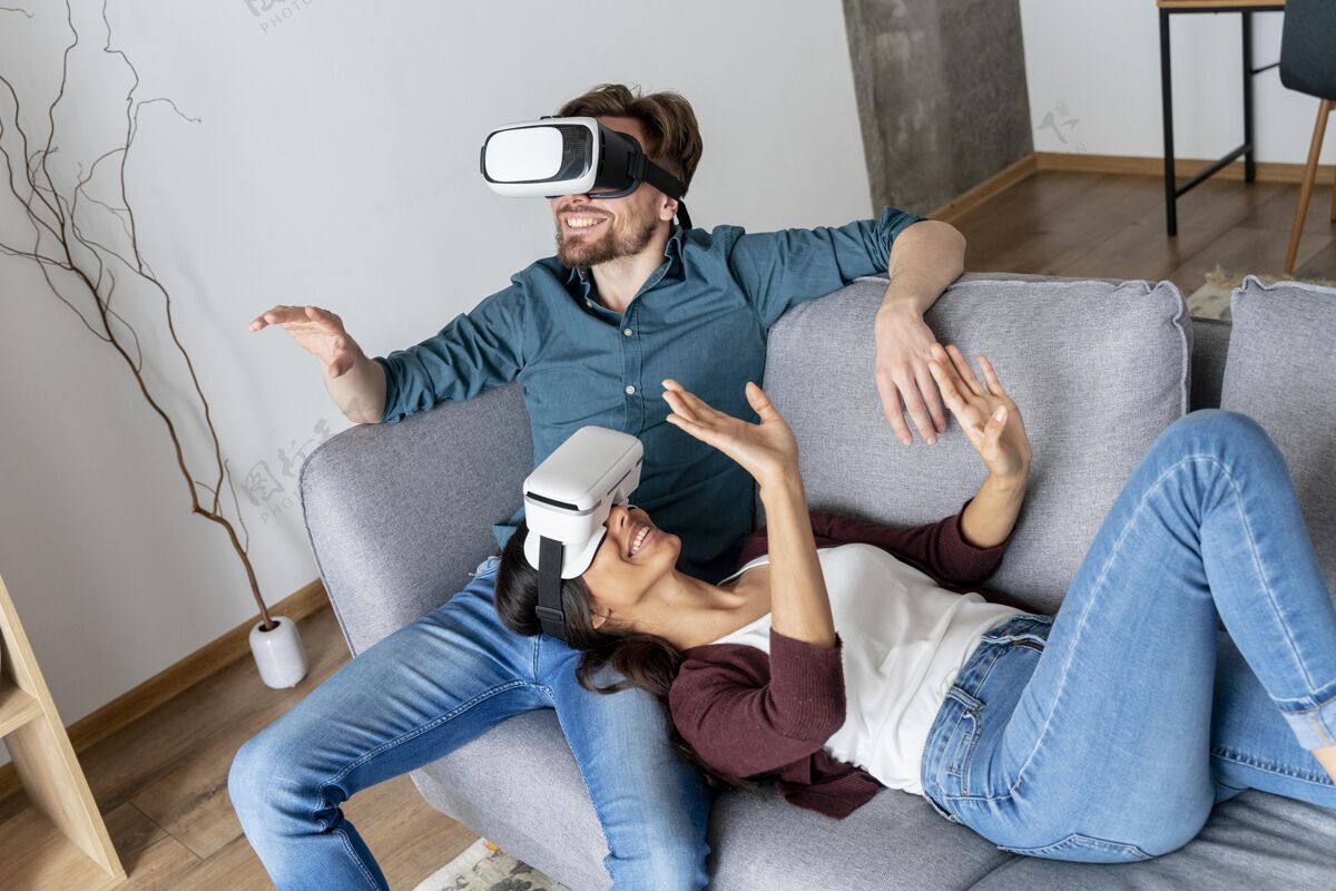 女人男人和女人在家里的沙发上探索虚拟现实耳机家庭男人男人