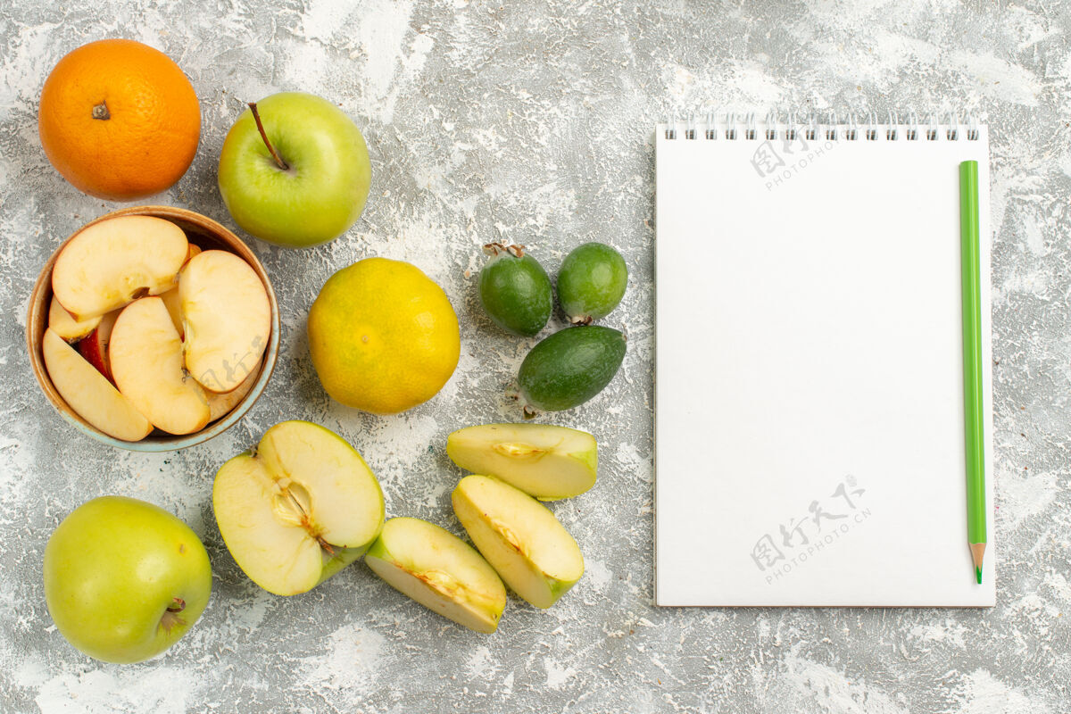 柠檬顶视图由新鲜水果组成 苹果 飞珠等水果以白色为背景 新鲜醇厚 水果成熟 颜色丰富 维生素饮食颜色新鲜