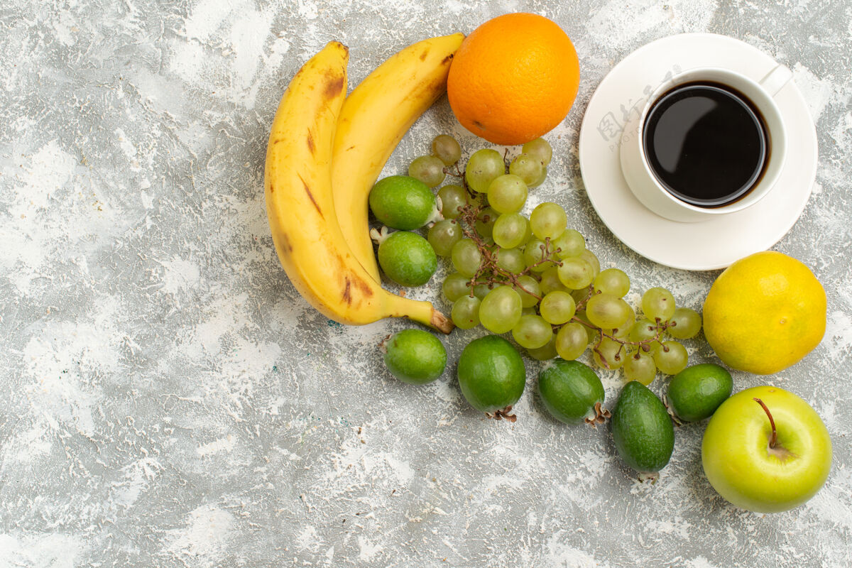醇香的顶视图新鲜水果组成苹果 葡萄和香蕉搭配咖啡 背景为白色 新鲜醇厚 水果成熟 颜色为维生素饮食咖啡柑橘