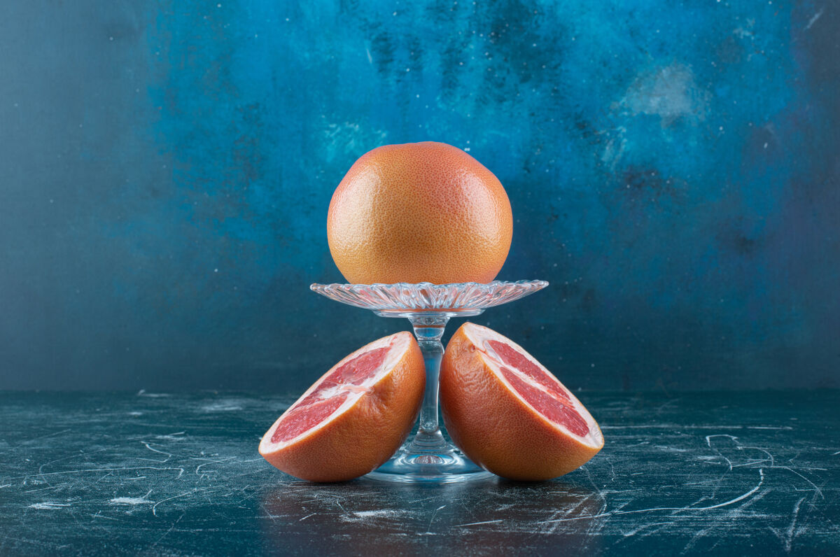 柑橘整个葡萄柚片放在大理石桌上切片酸新鲜
