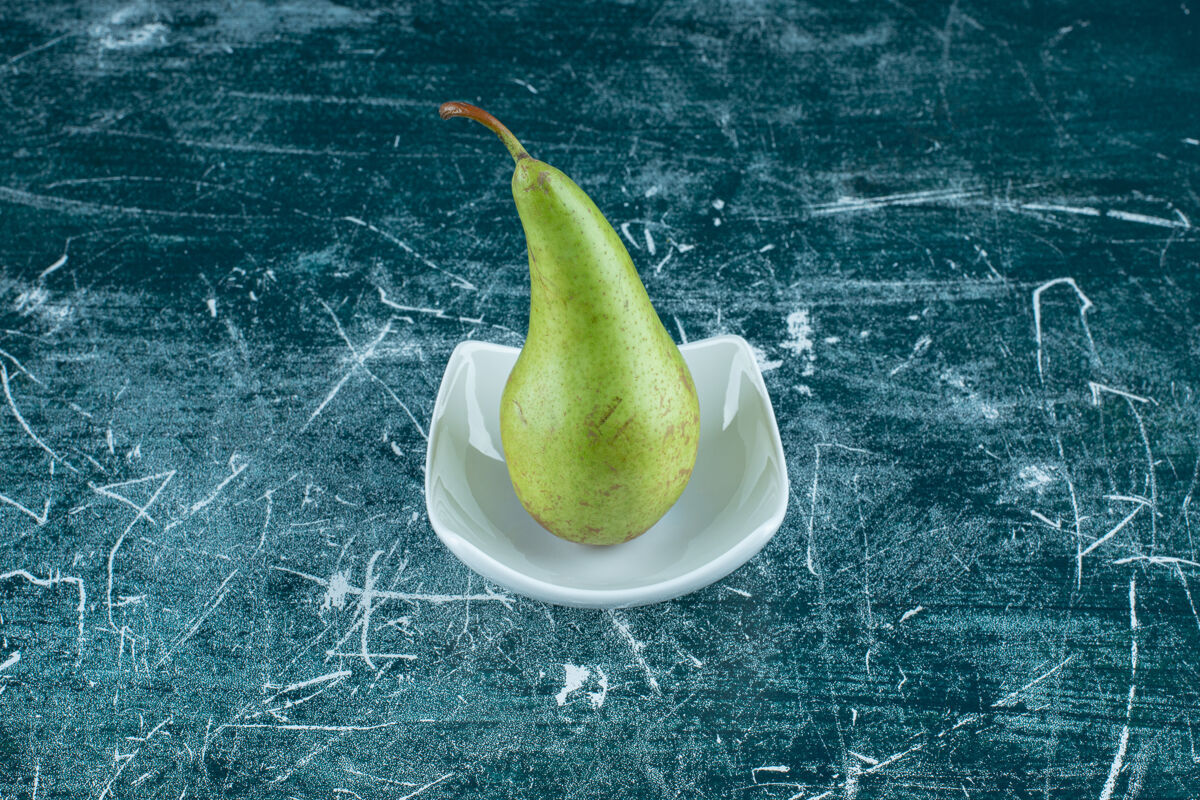水果一个白碗绿梨熟的梨新鲜