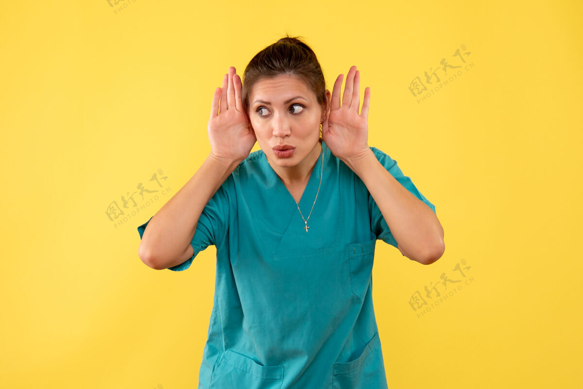 正面前视图黄色背景上穿着医用衬衫的女医生病毒视图黄色
