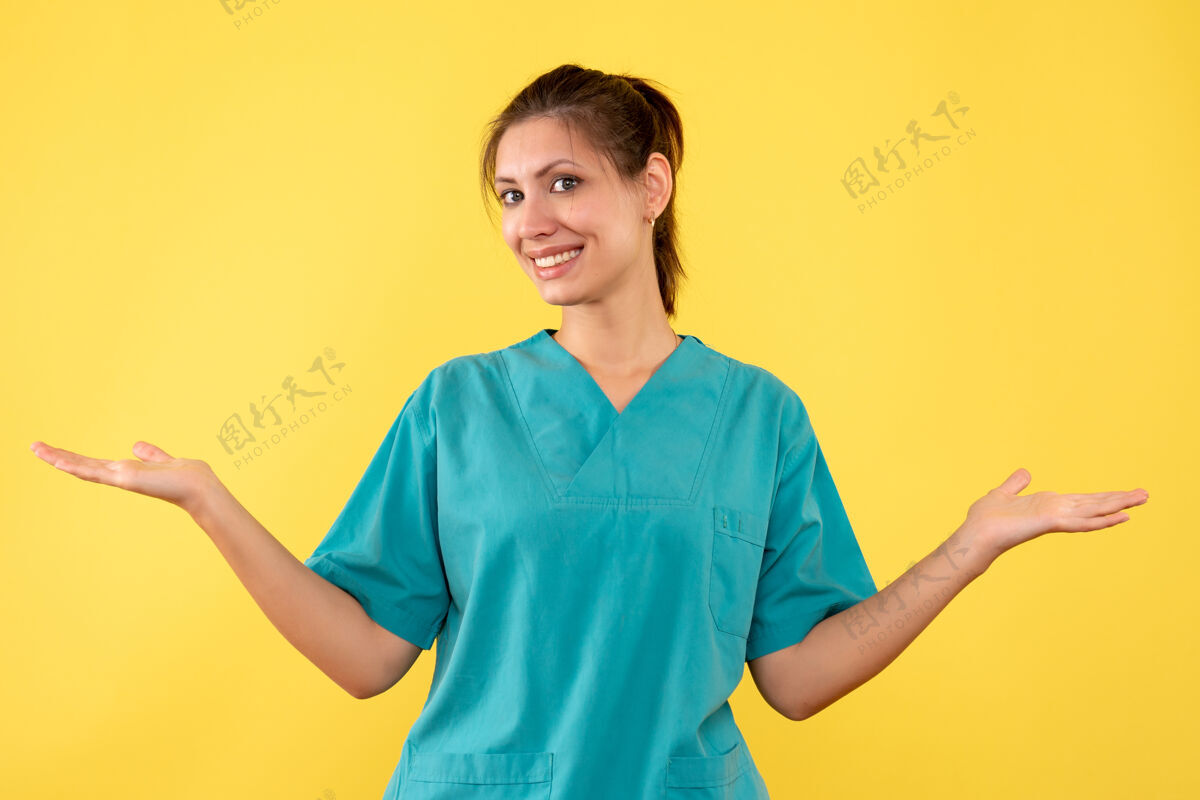 健康前视图黄色背景上穿着医用衬衫的女医生女医生黄色衬衫