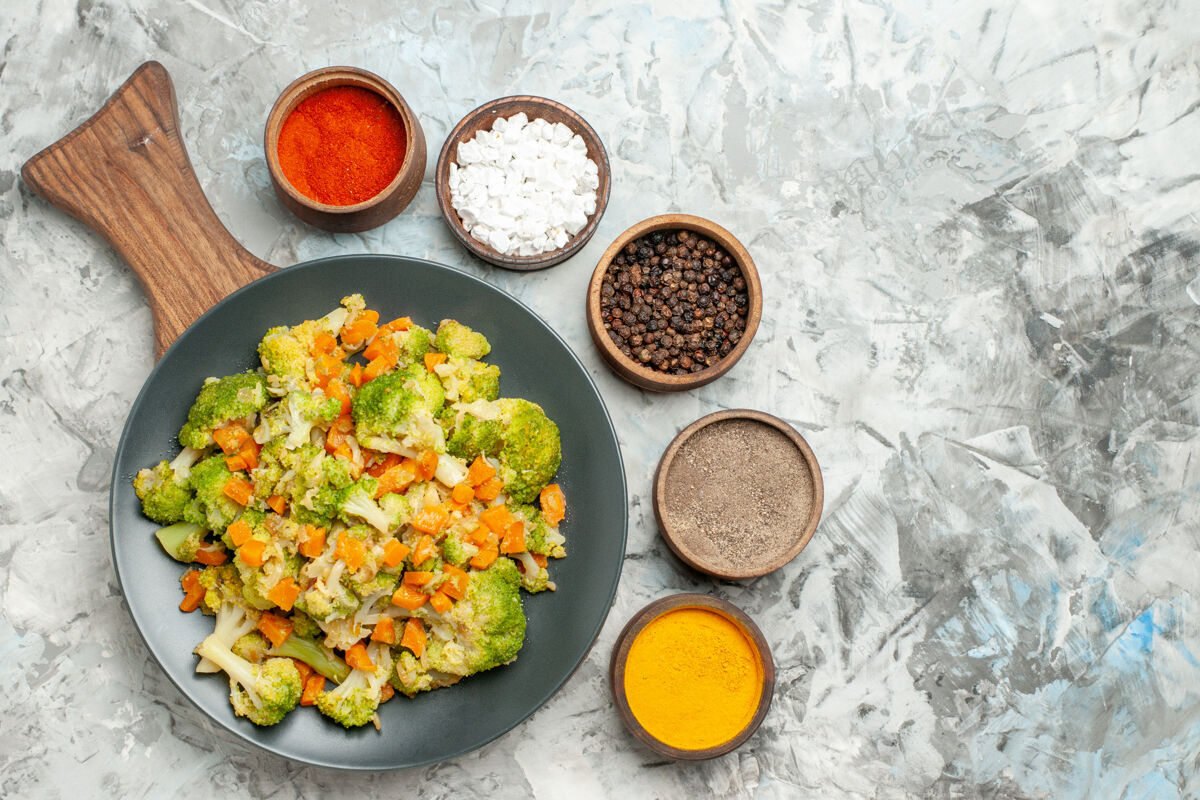 料理白色桌子上木质砧板上新鲜健康蔬菜沙拉的水平视图切木头一餐