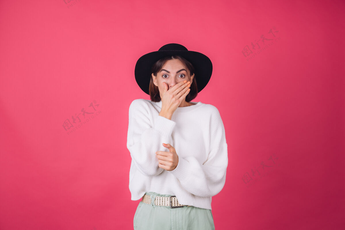 时尚穿着白色休闲毛衣 戴着红粉色帽子的时髦女人手肖像自然