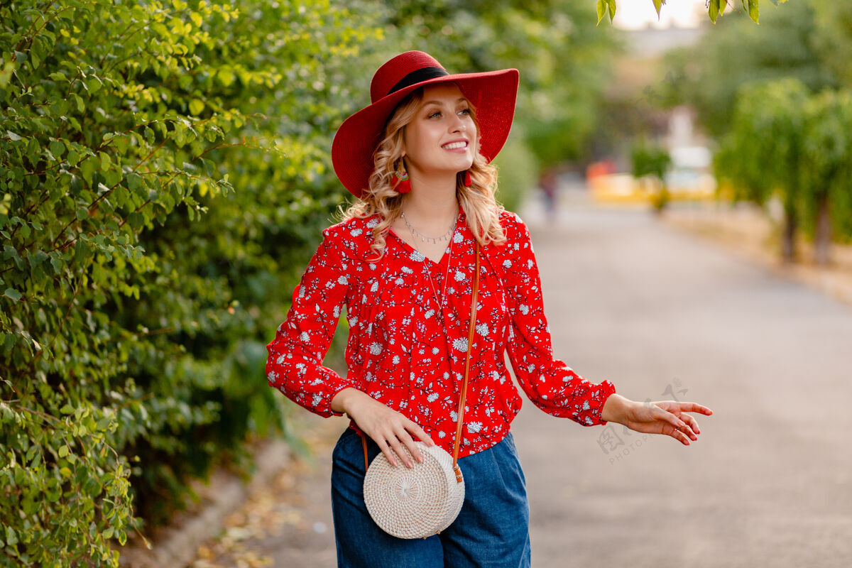 帽子美丽迷人的时尚金发微笑的女人在稻草红帽子和衬衫夏季时尚服装女人金发外表