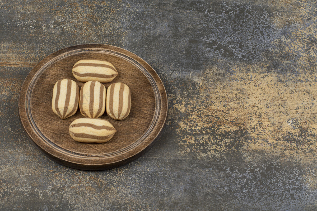 饼干美味的巧克力条纹饼干放在木盘上自制甜点烘焙