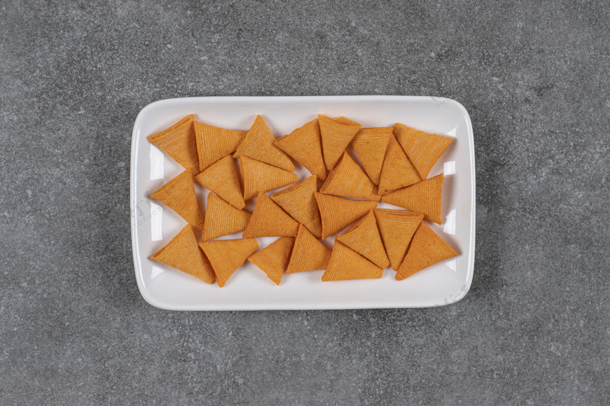 三角白色盘子上的三角形饼干脆薯条料理