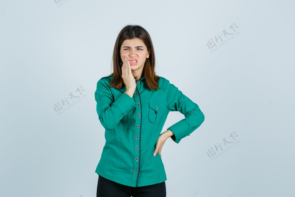 胃穿着绿色衬衫的年轻女性牙痛 看起来很痛苦正面图疼痛生病伤害