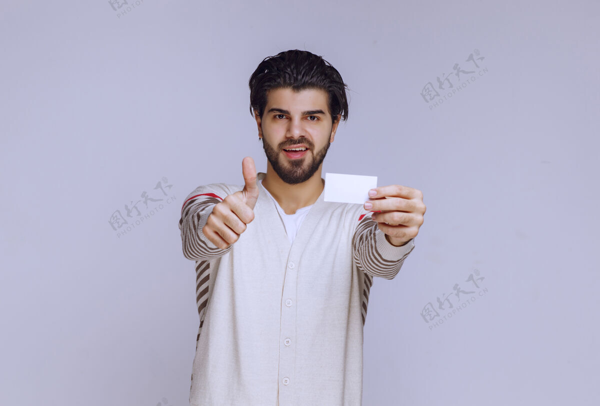 人体模特一个拿着名片 竖起大拇指的男人年轻人阳刚姿势