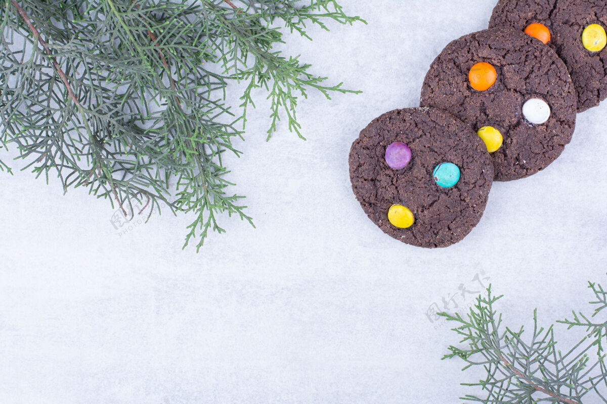 松枝用彩色糖果装饰的巧克力饼干巧克力美味饼干