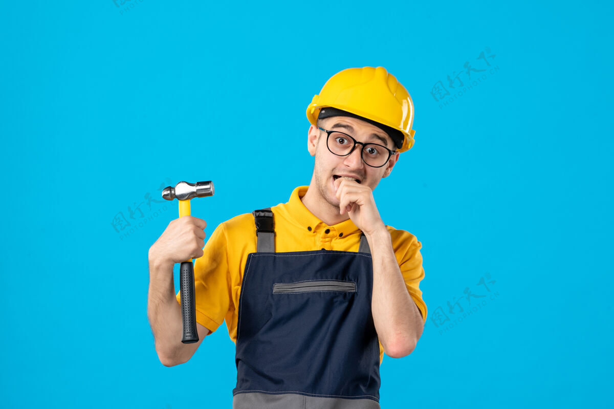 工程师前视图紧张的男性建设者制服与锤子上的蓝色制服表面锤子