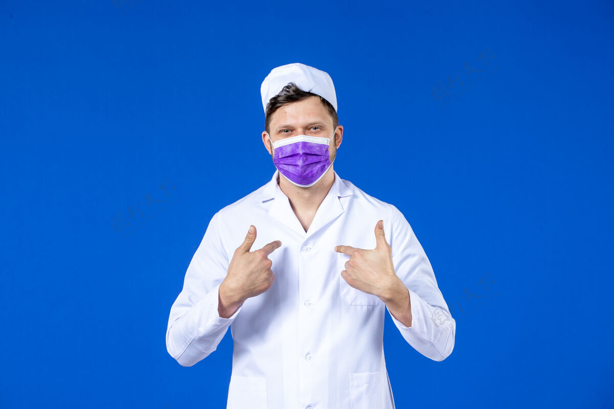 医院身穿医疗服 蓝色面罩的男医生正面图大流行男医生药物