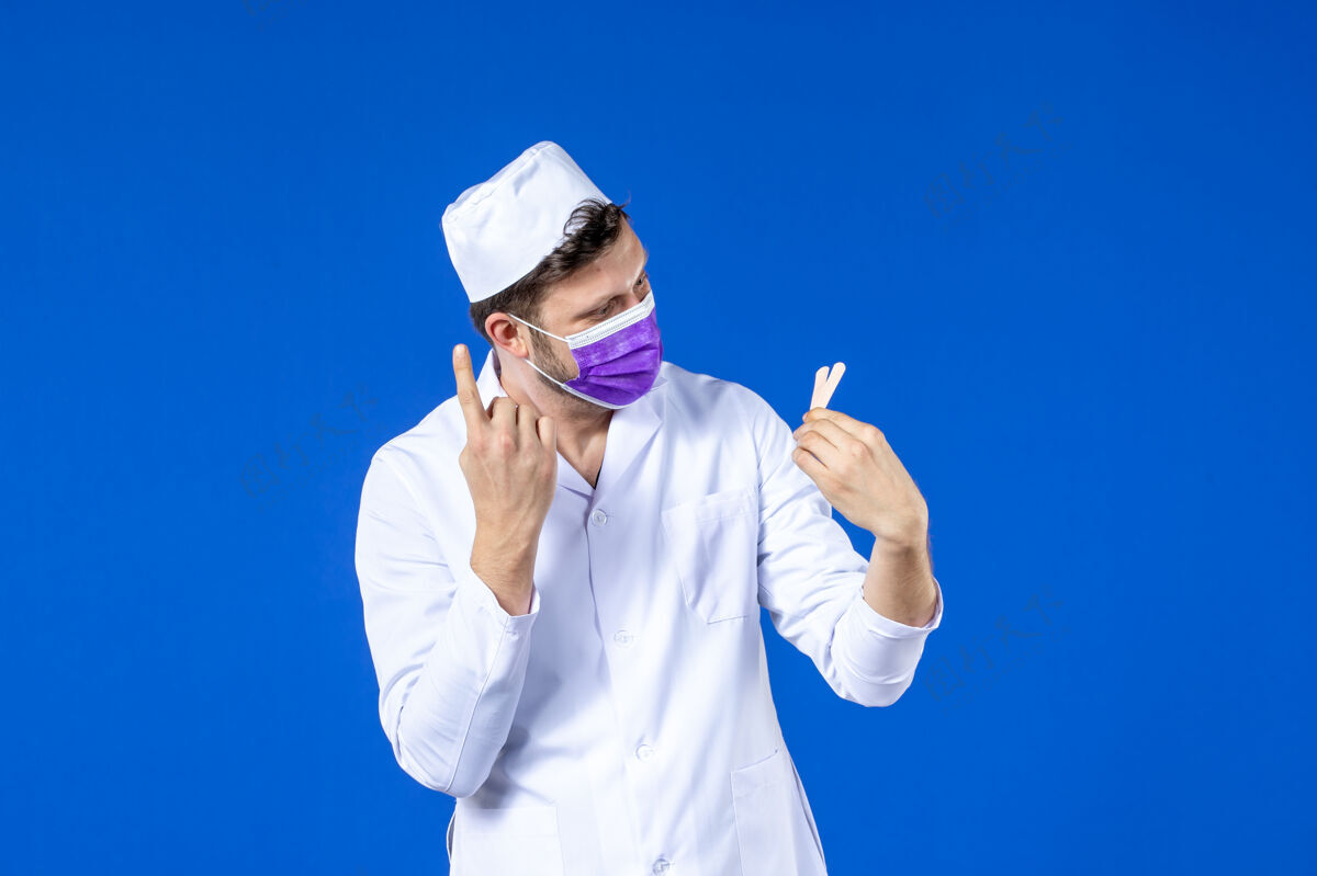 外套前视图中的男医生穿着医疗服和面具举行小医疗补丁蓝色大流行实验室外套医院