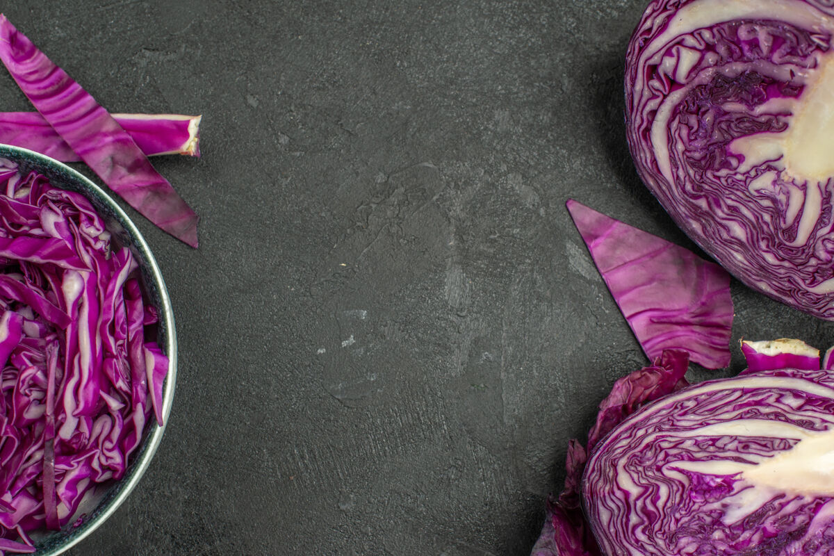 熟的新鲜的红色卷心菜切片俯视图红卷心菜卷心菜沙拉
