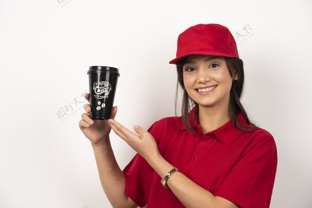 微笑穿着红色制服的女人在白色背景上展示一杯咖啡工作制服女人
