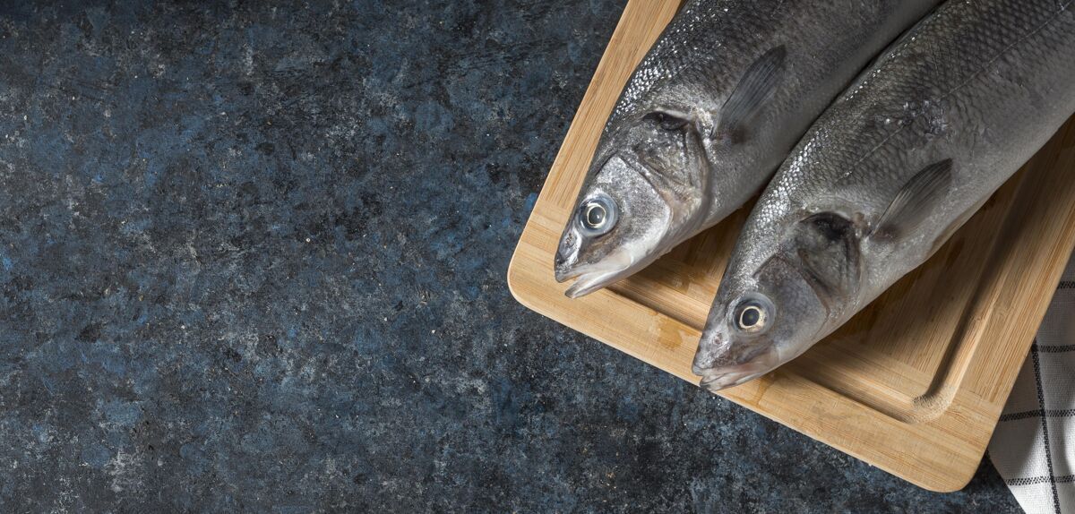 生的生鱼的烹饪安排食品鱼厨房