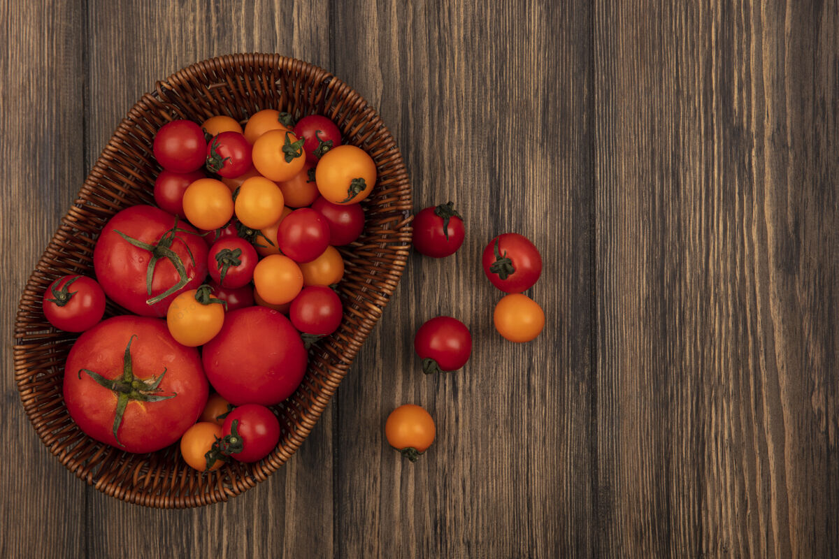 配料顶视图软红色和橙色西红柿桶上的木制表面与复制空间美味桶装食品