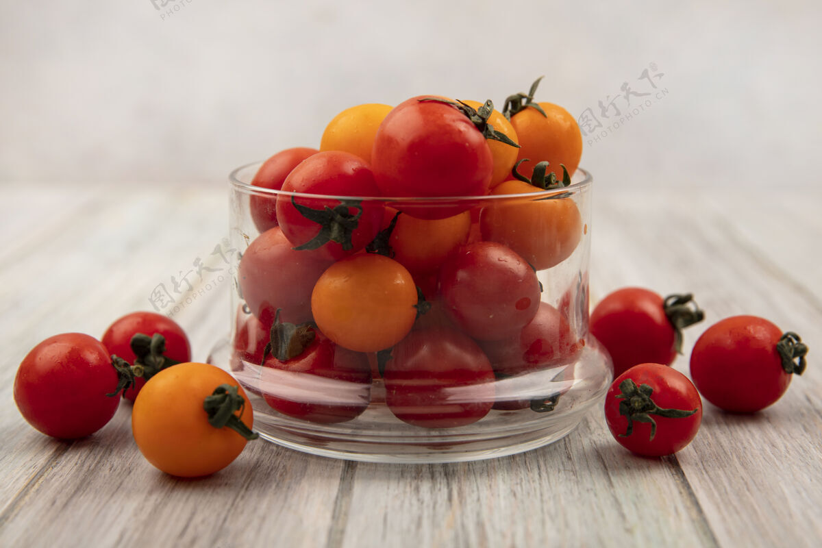 饮食侧视图甜新鲜的红色西红柿在一个灰色的木制表面玻璃碗农业营养配料