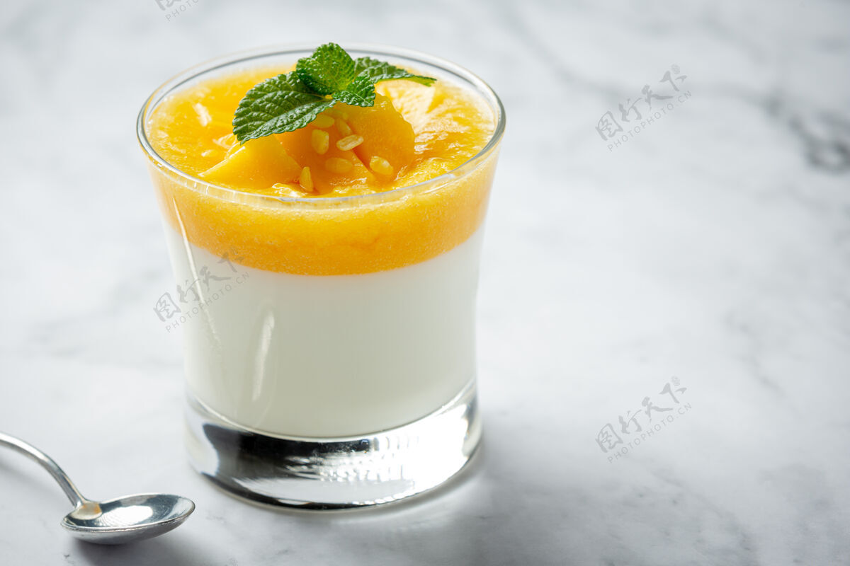 自然自制芒果酸奶在大理石表面饮食奶油热带