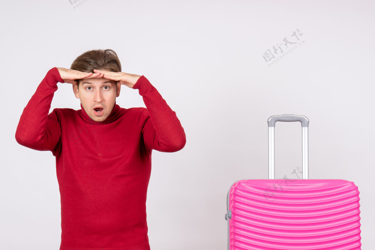 年轻男性正面图白色背景上带粉色包包的年轻男性情感模型旅行航班彩色假期前面旅行飞行