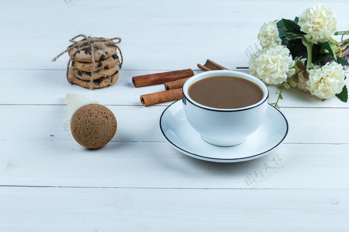 艺术用鲜花 肉桂 不同类型的饼干在白色木板背景上合上一杯咖啡水平卡布奇诺早餐新鲜
