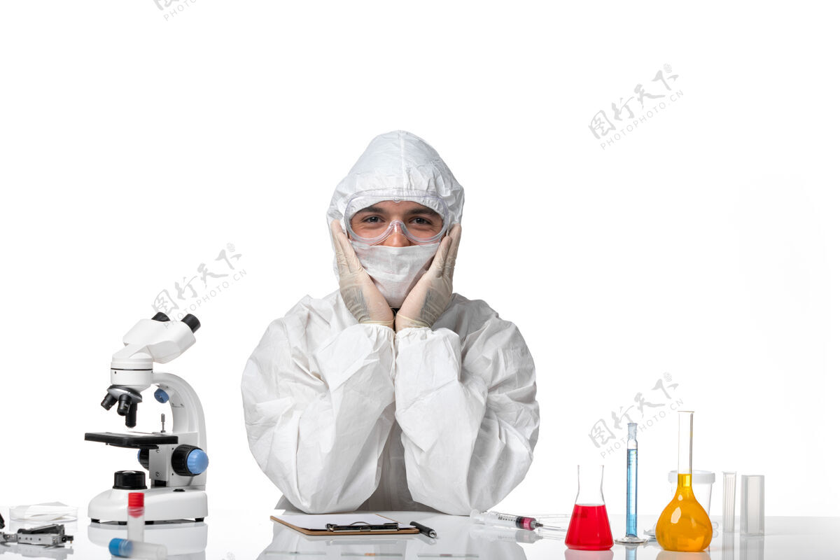 西装正面图：男医生穿着防护服 戴着面具 在白色空间微笑病毒实验室口罩