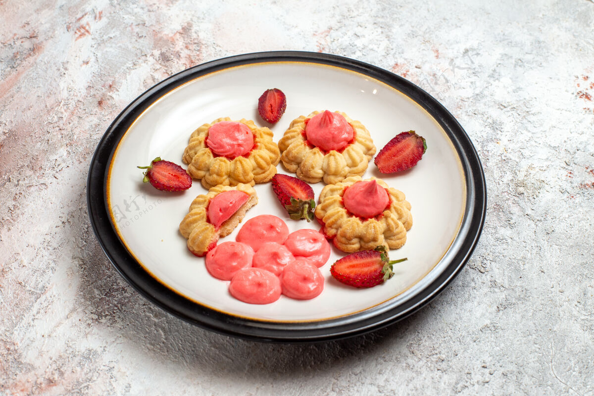 浆果前视图美味的糖饼干与草莓果冻在白色空间饼干膳食果冻