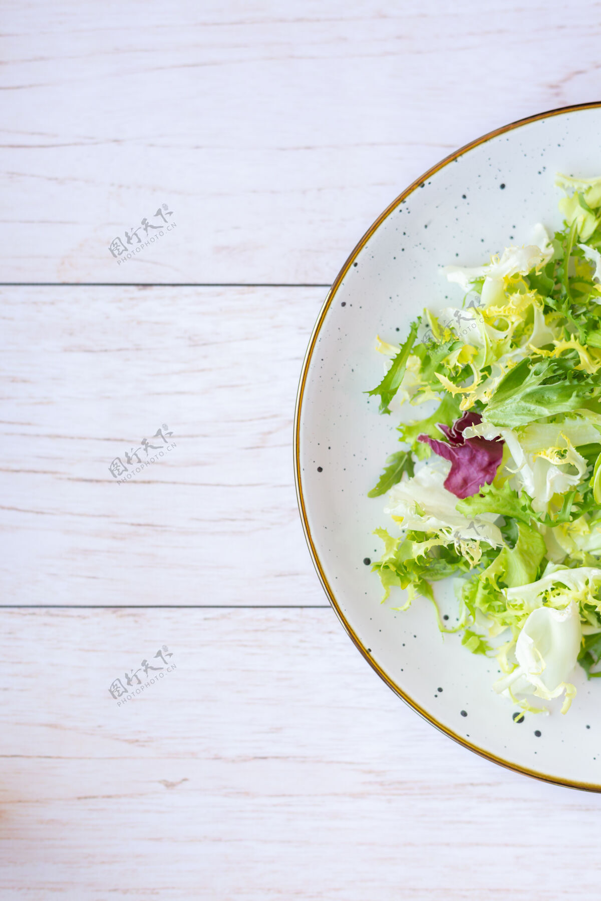 健康白色陶瓷盘子 木质表面有新鲜沙拉美食复制空间食物盘子