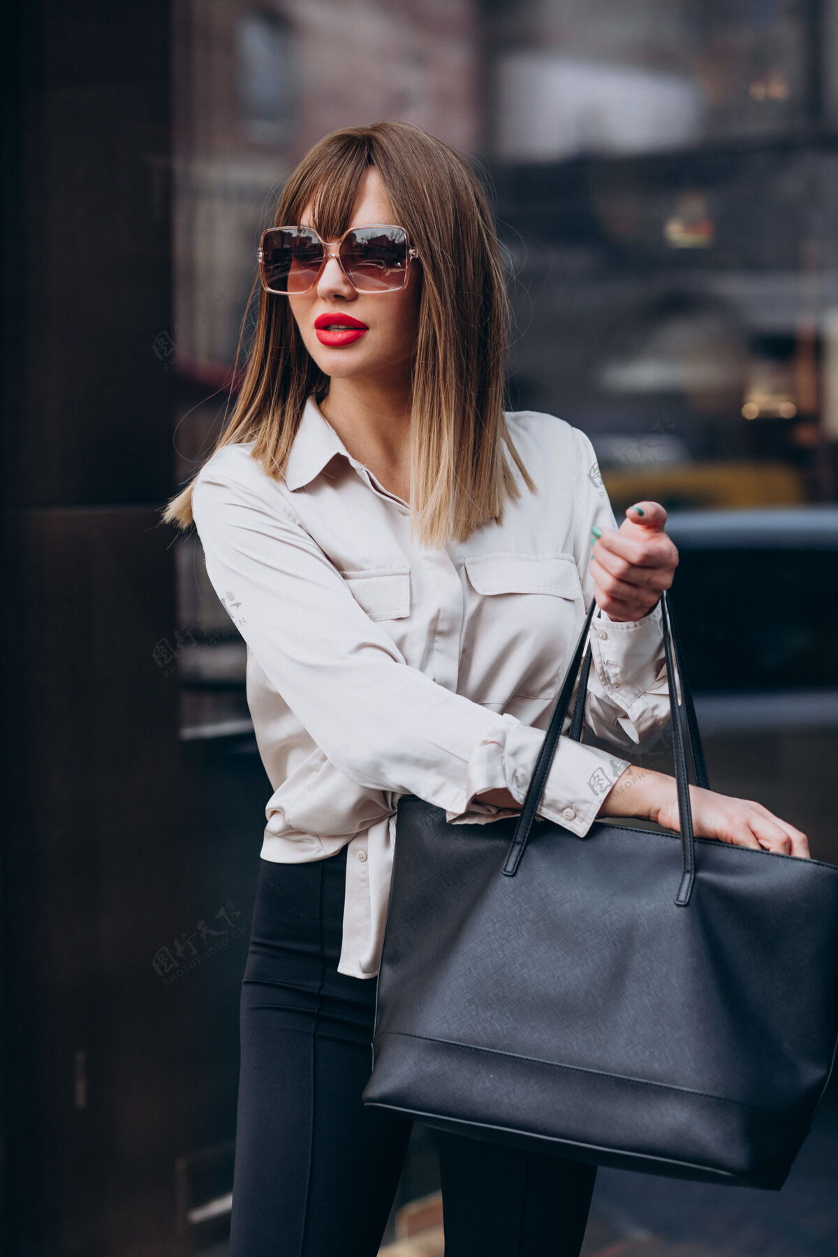 人年轻漂亮的女模特从包里往里看的画像购物人街道