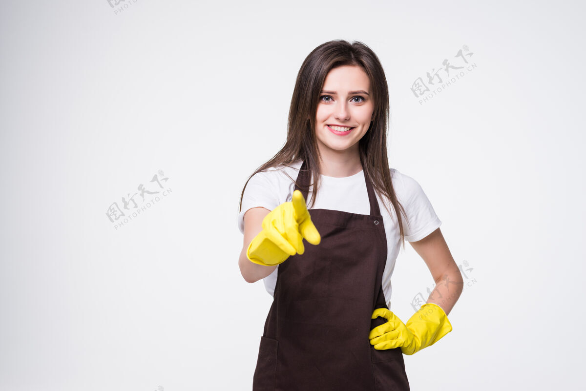 美丽年轻漂亮的女清洁工用手和手指指着站着手势点微笑