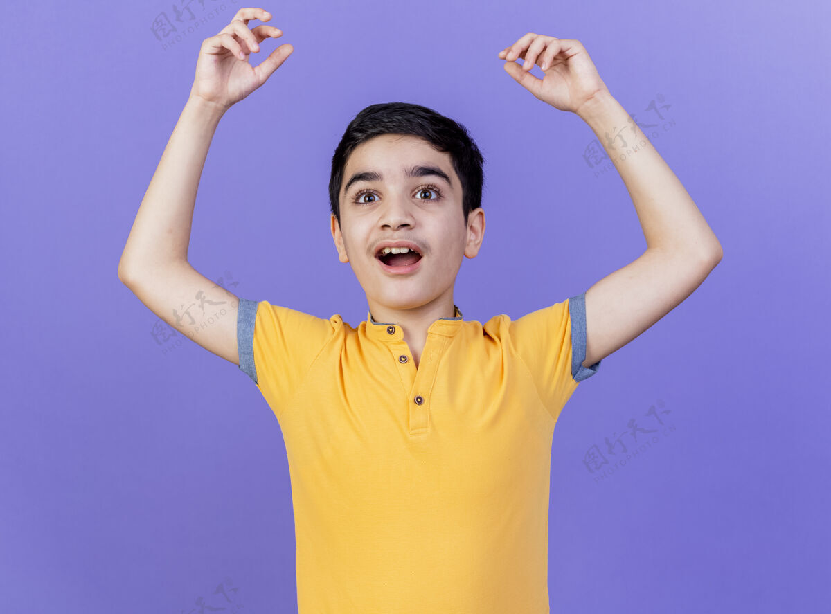 手势令人印象深刻的年轻白人男孩直直地举起双手孤立在紫色的墙上男人笔直抬高