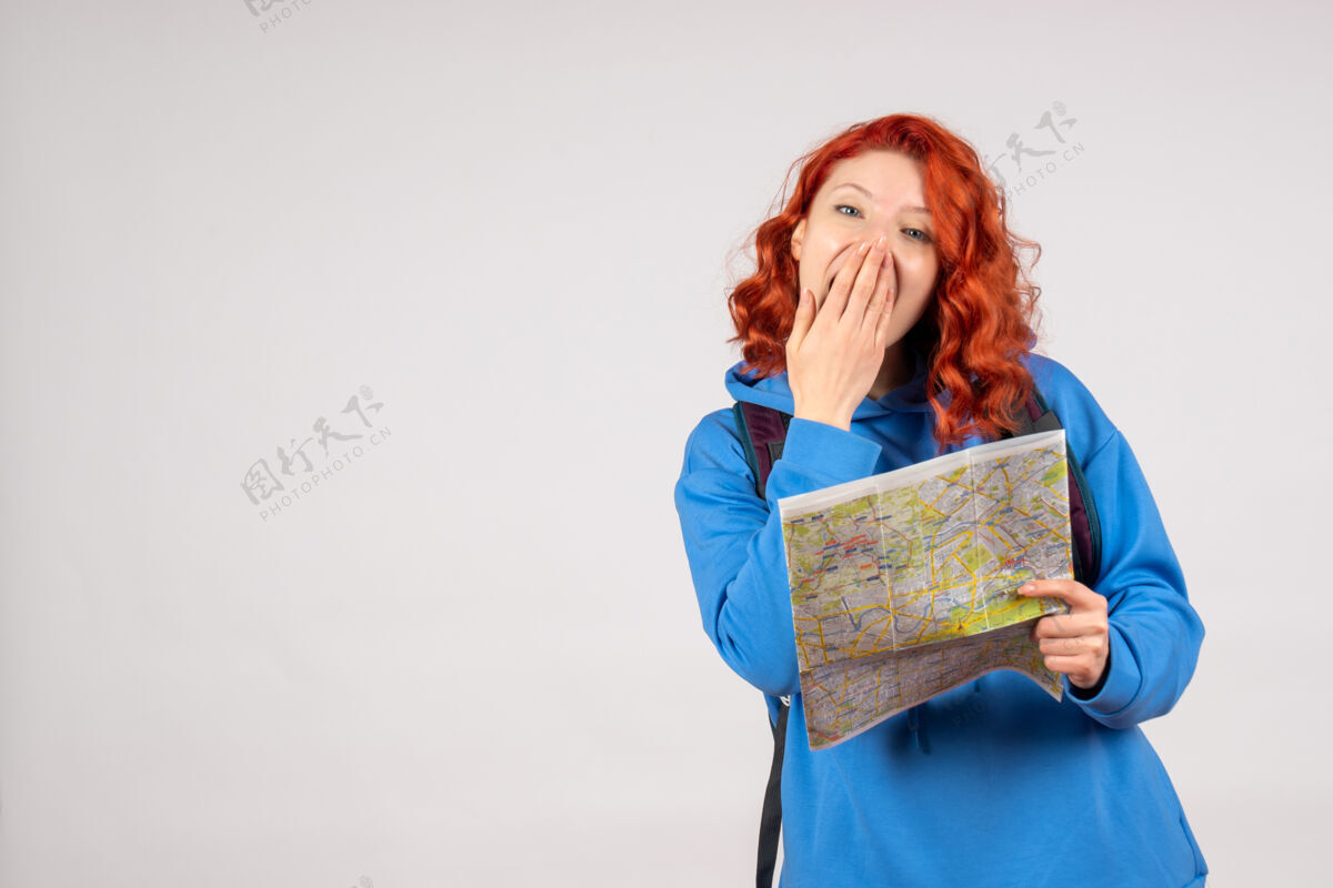 人年轻女性的正面图 白色墙上有地图快乐假期成人