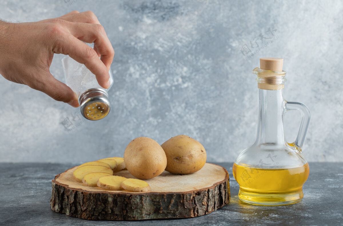 饮食把盐倒在土豆片上的人食物橄榄油