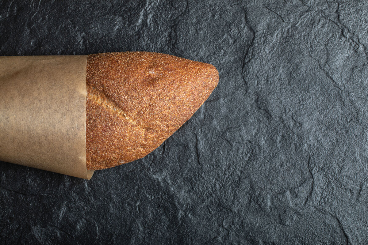 配料黑色背景上的英国棒面包顶视图面包房谷物自制