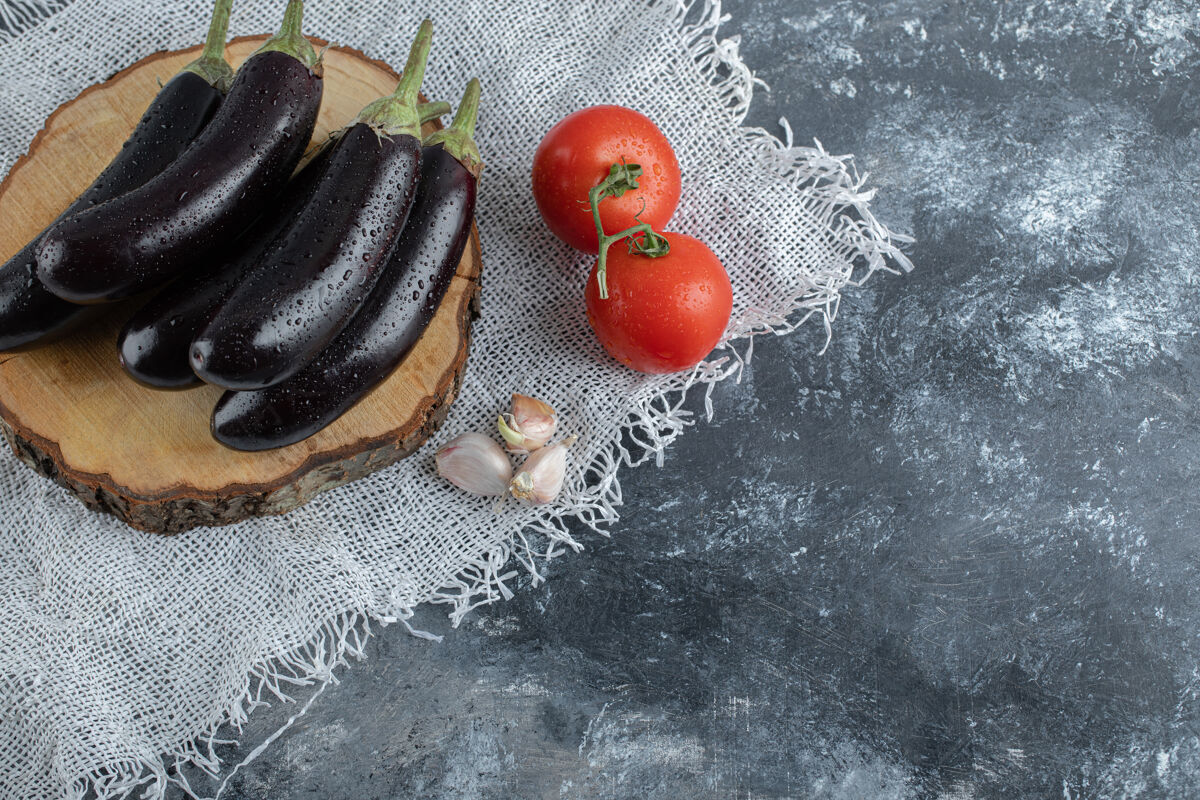 早餐新鲜的生蔬菜紫色的茄子放在木板和西红柿上餐桌茄子美食