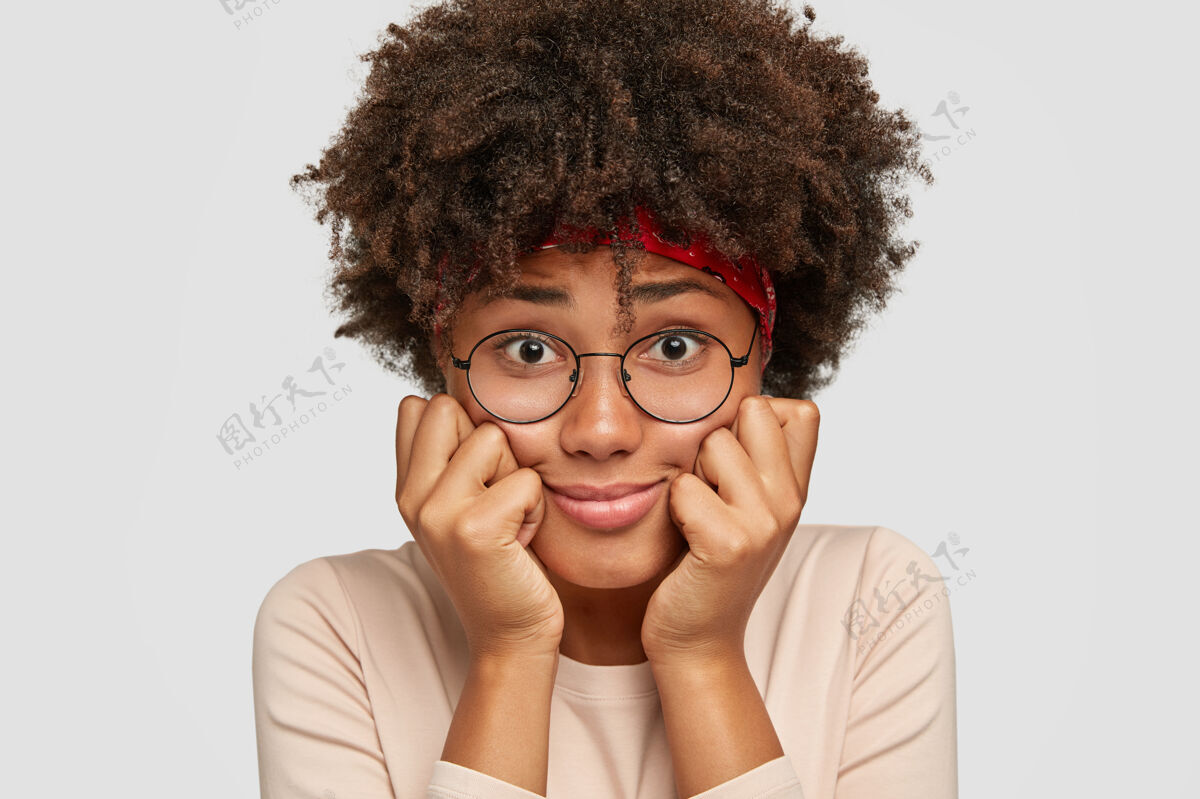 抑郁尴尬的黑人女士的特写镜头有着惊讶沮丧的表情消极不快乐绝望