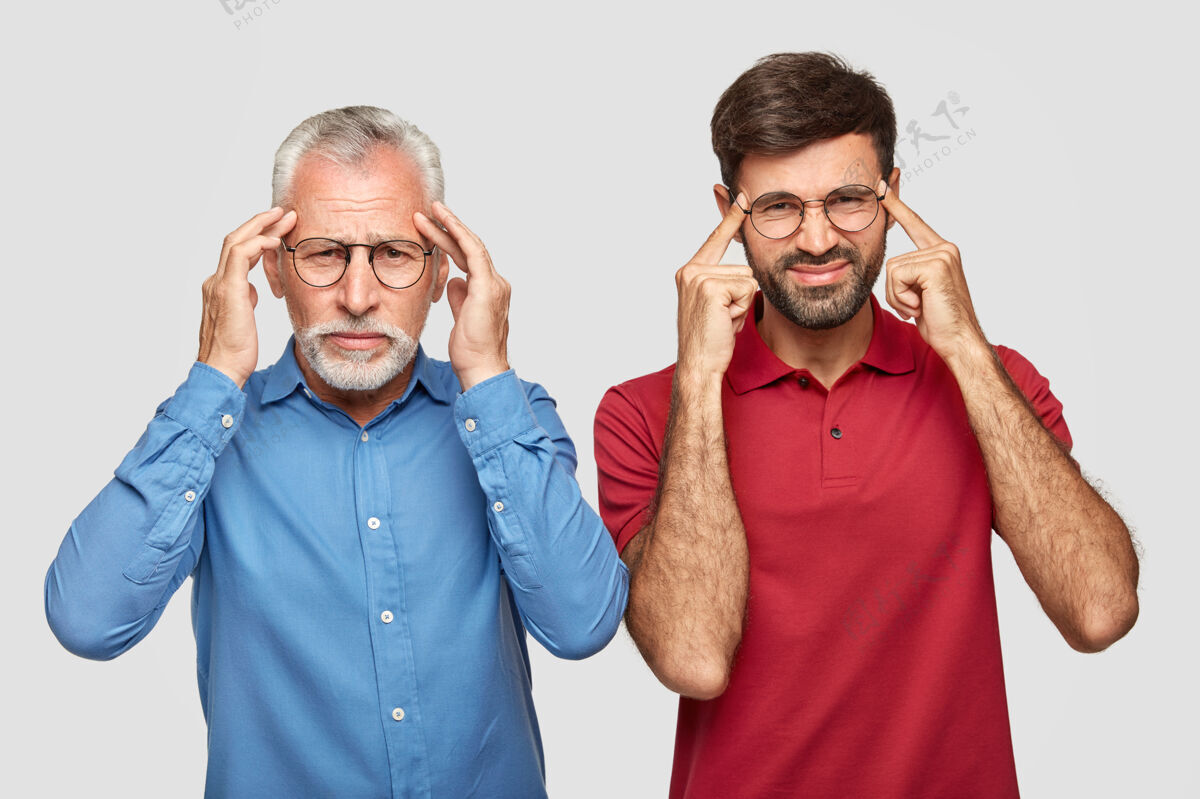 关系一张成熟的欧洲男人和他毫无经验的男人患有偏头痛的照片提醒孙子眼镜