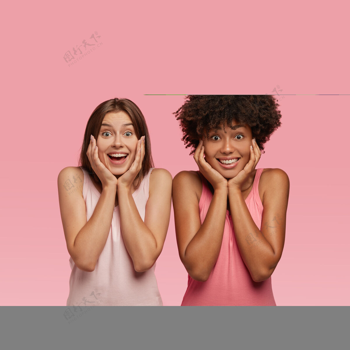 墙摄影棚拍摄的令人惊讶的快乐混血妇女看着喜悦的表情 双手放在脸颊上喜悦女性化高兴
