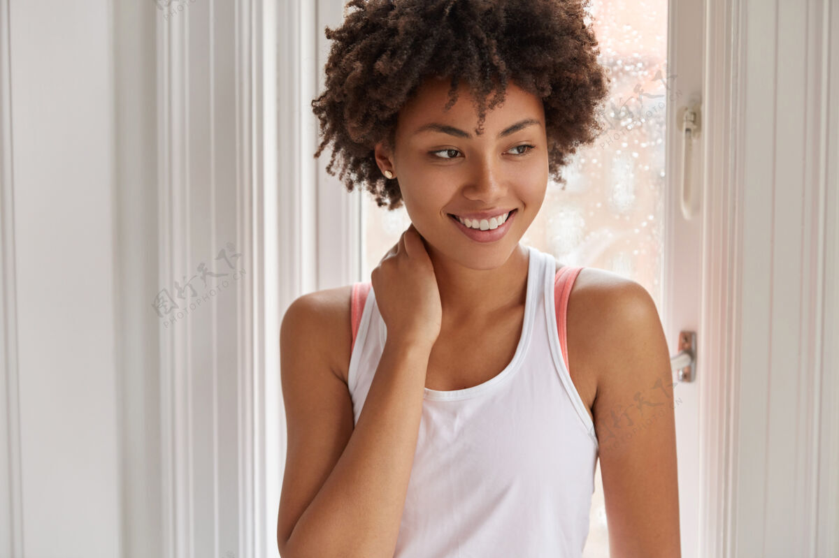 美国人黑人发型的黑皮肤女人的特写镜头 有着牙齿般的微笑下雨思想运动