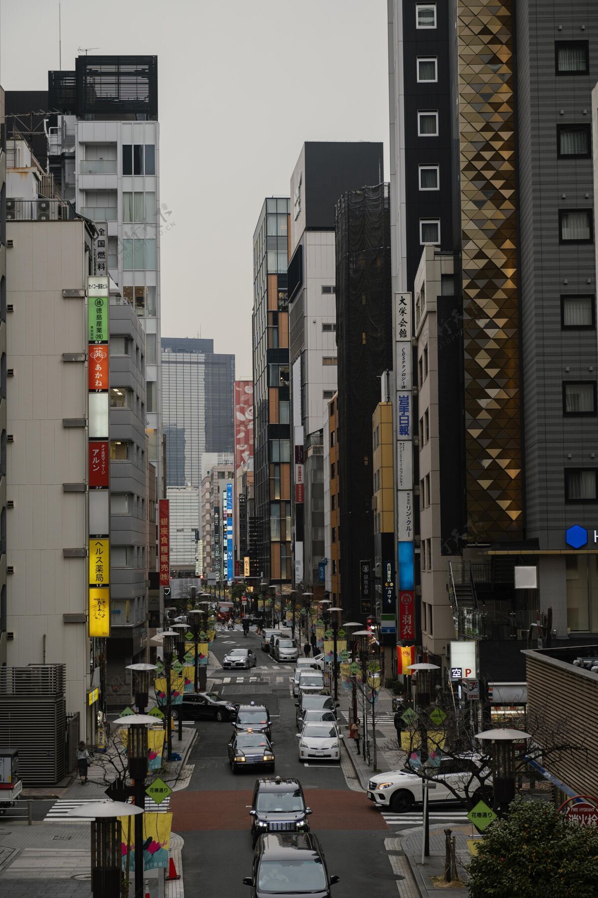 汽车日本街上的汽车透视街道建筑